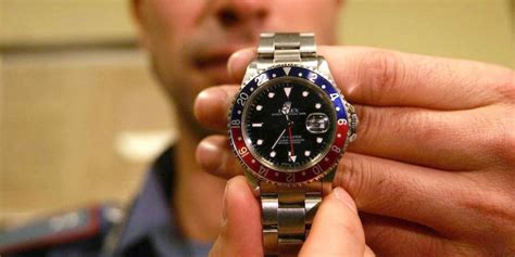 rubare rolex dal polso|Attorno agli orologi rubati c'è un gran mercato .